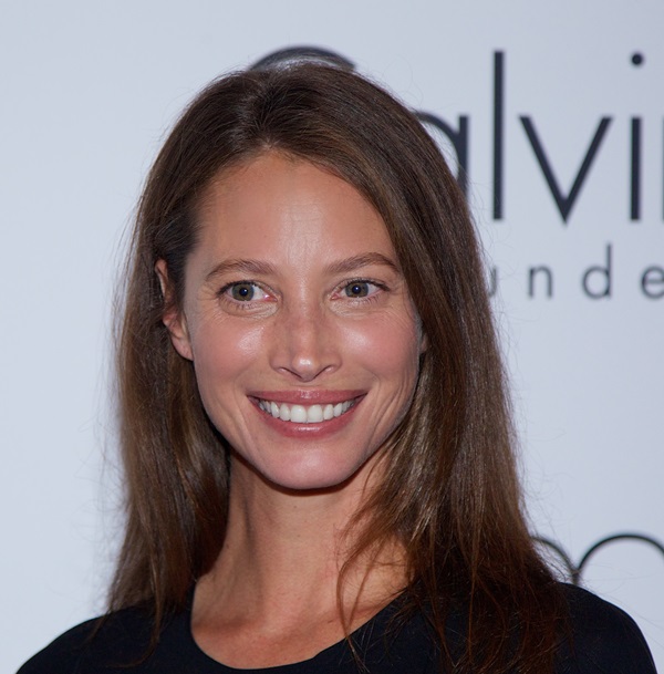 Christy Turlington (almost) makeup-free