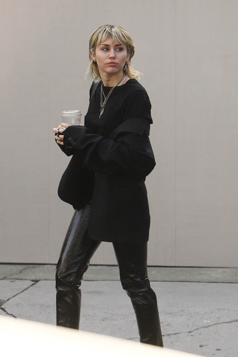 What's Your Drama: Miley the Zit Popper & a Broke Boyfriend