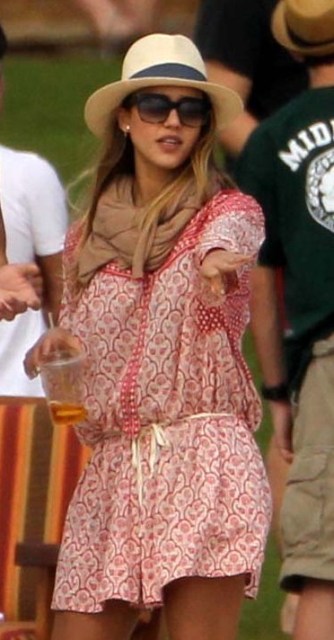 Carpets & Candids: Alba’s beach dress