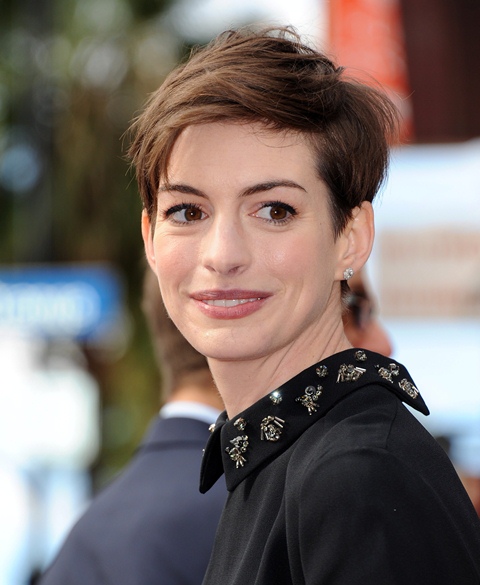 Carpets & Candids: Annie’s Prada collar