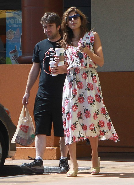 Carpets & Candids: Eva wears roses