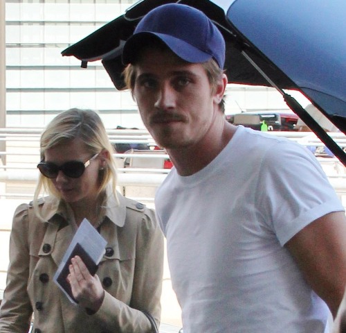 Carpets & Candids: Garrett Hedlund and Kirsten Dunst Depart from Toronto