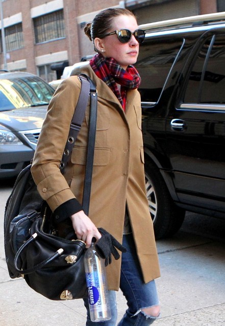 Carpets & Candids: Anne Hathaway’s lezzie boots