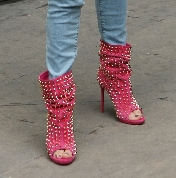 Carpets & Candids: JLO’s pink peep-toes