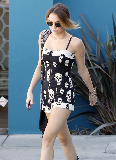 Carpets & Candids: Miley’s skull jumper