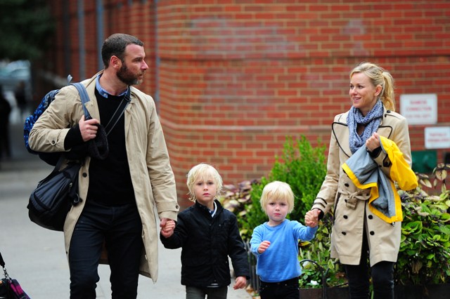 Carpets & Candids: Naomi & Liev’s coordinated parenting