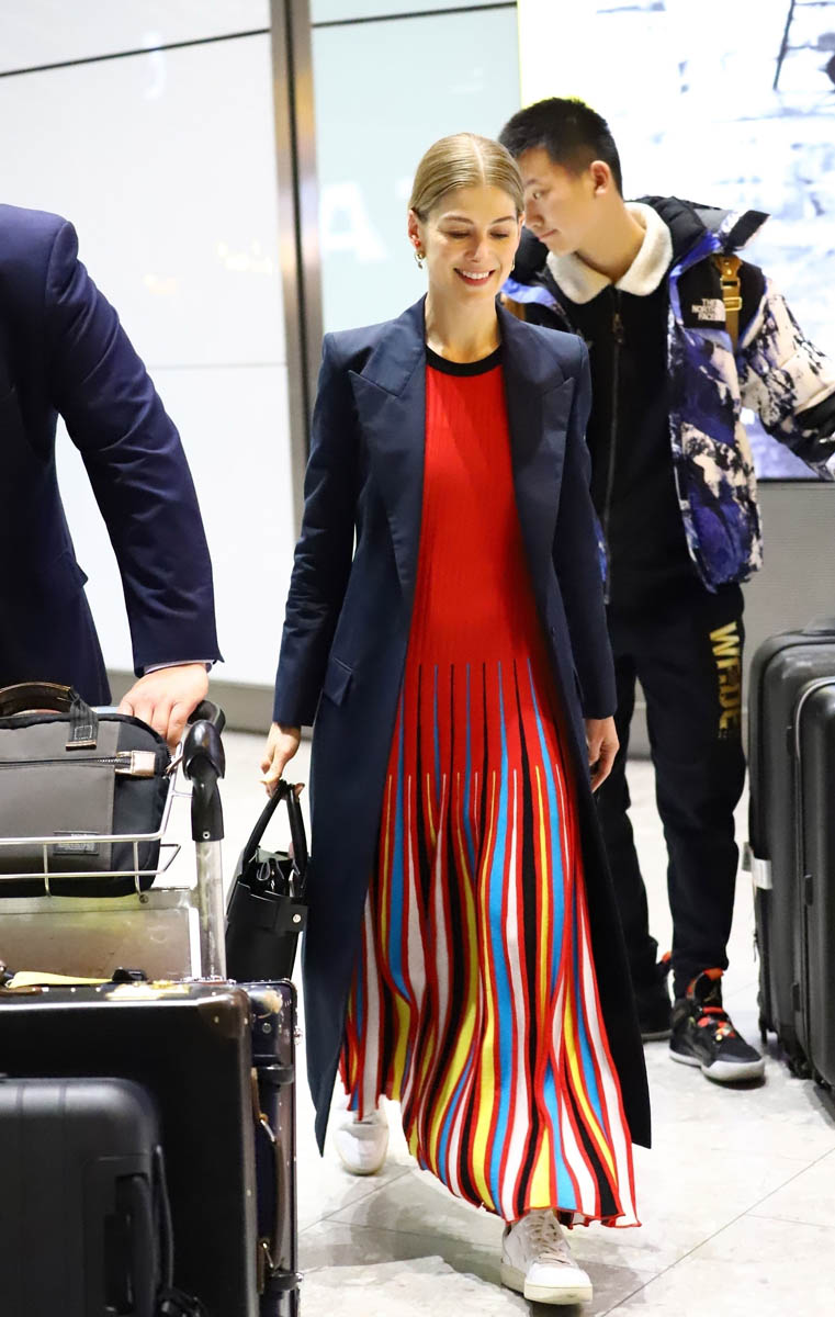 Carpets & Candids: Rosamund Pike’s travel stripes