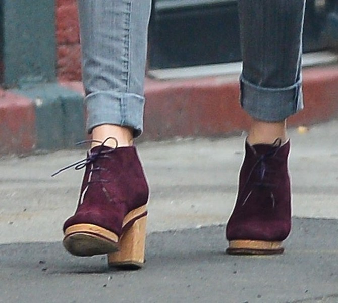 Sasha Finds: Jessica Biel’s burgundy booties